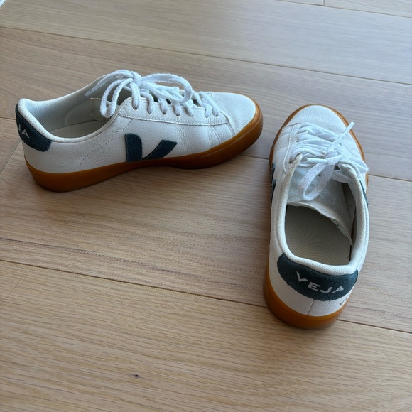 Veja gum sole campo shoes with navy V. - Picture 2 of 8